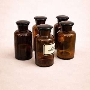 Frascos antiguos de farmacia en cristal ámbar