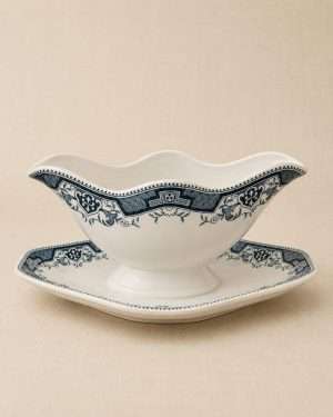 Salsera antigua de porcelana decorada en azul