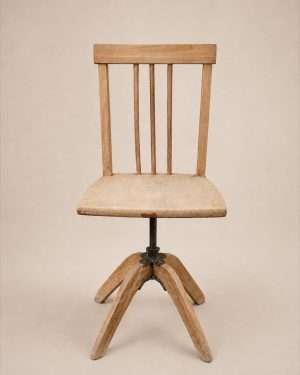 Silla infantil antigua de madera regulable
