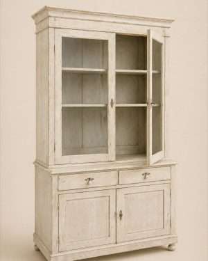 Vitrina de madera maciza con puertas acristaladas