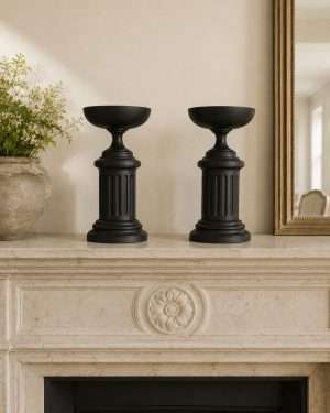 Pareja de copas decorativas sobre pedestal en negro