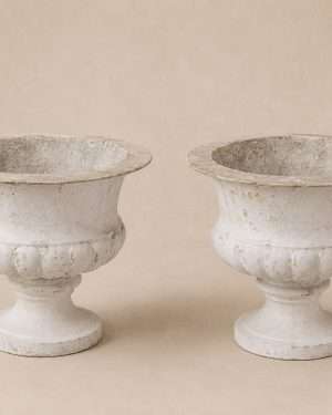 Pareja de copas de zinc con pátina blanca