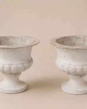 Pareja de copas de zinc con pátina blanca