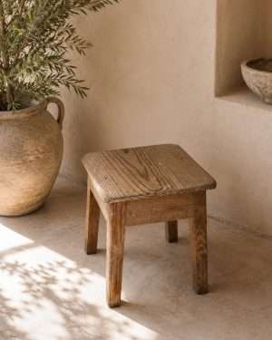Taburete antiguo de madera