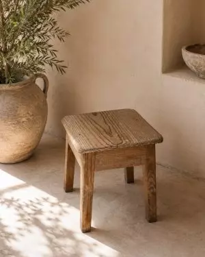 Taburete antiguo de madera