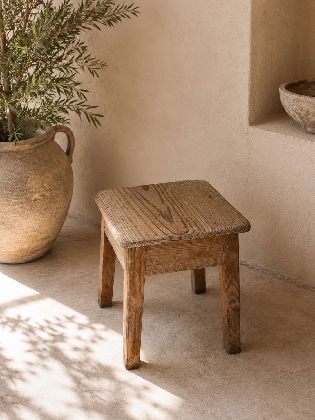 Taburete antiguo de madera