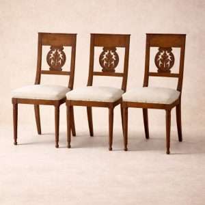 Tres sillas antiguas de madera con respaldo lira y asiento tapizado en lino