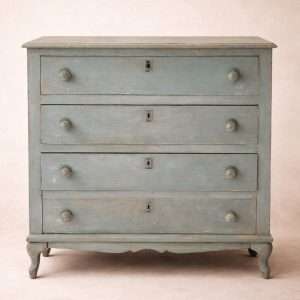 Cómoda patinada en azul