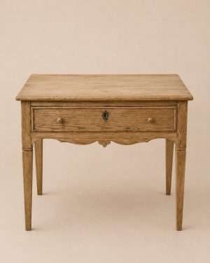 Mesa antigua de roble restaurada con cajón