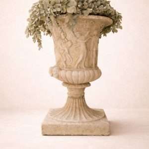 Copa inmensa de Bretón con figuras