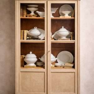 Biblioteca con puertas de cristal