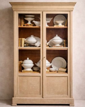 Biblioteca con puertas de cristal